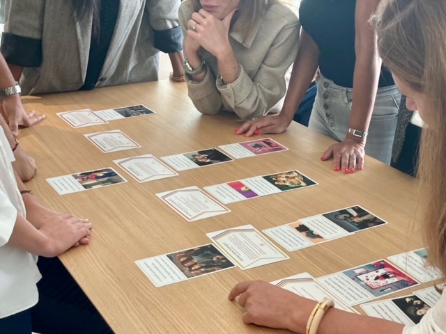 Cartes ISO-xy disposées sur une table lors d'un atelier de sensibilisation au sexisme ordinaire